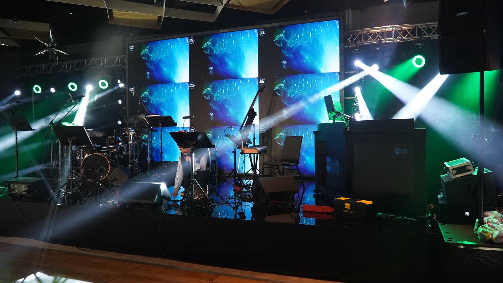 Scena z ekranami LED i oświetleniem