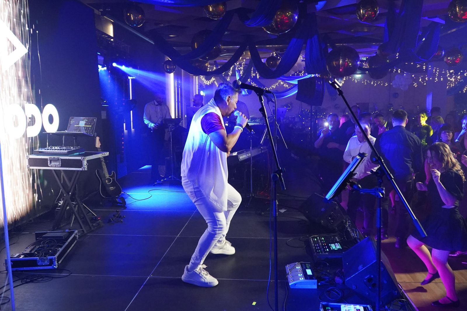 Występ na żywo z oprawą audiowizualną VDJ