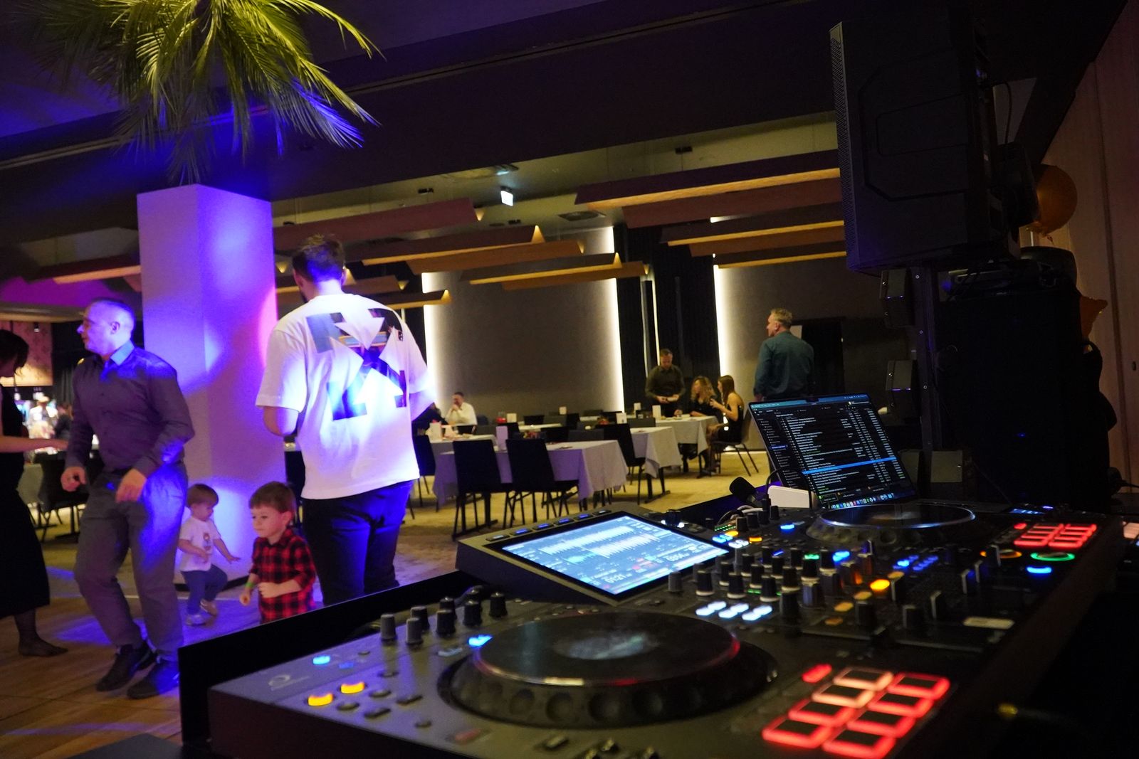 Profesjonalna konsola DJ podczas eventu