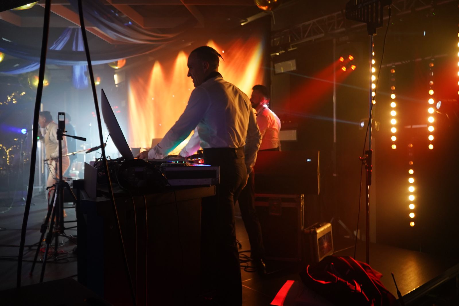 Stanowisko DJ w kontrowym świetle