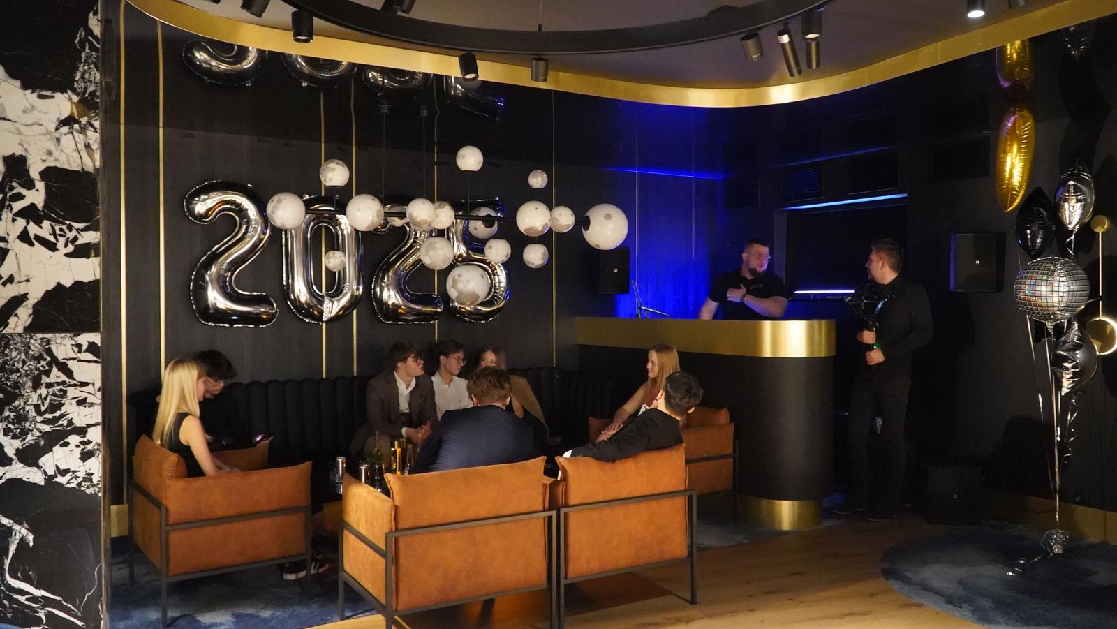 Dekoracje sylwestrowe strefy lounge z balonami