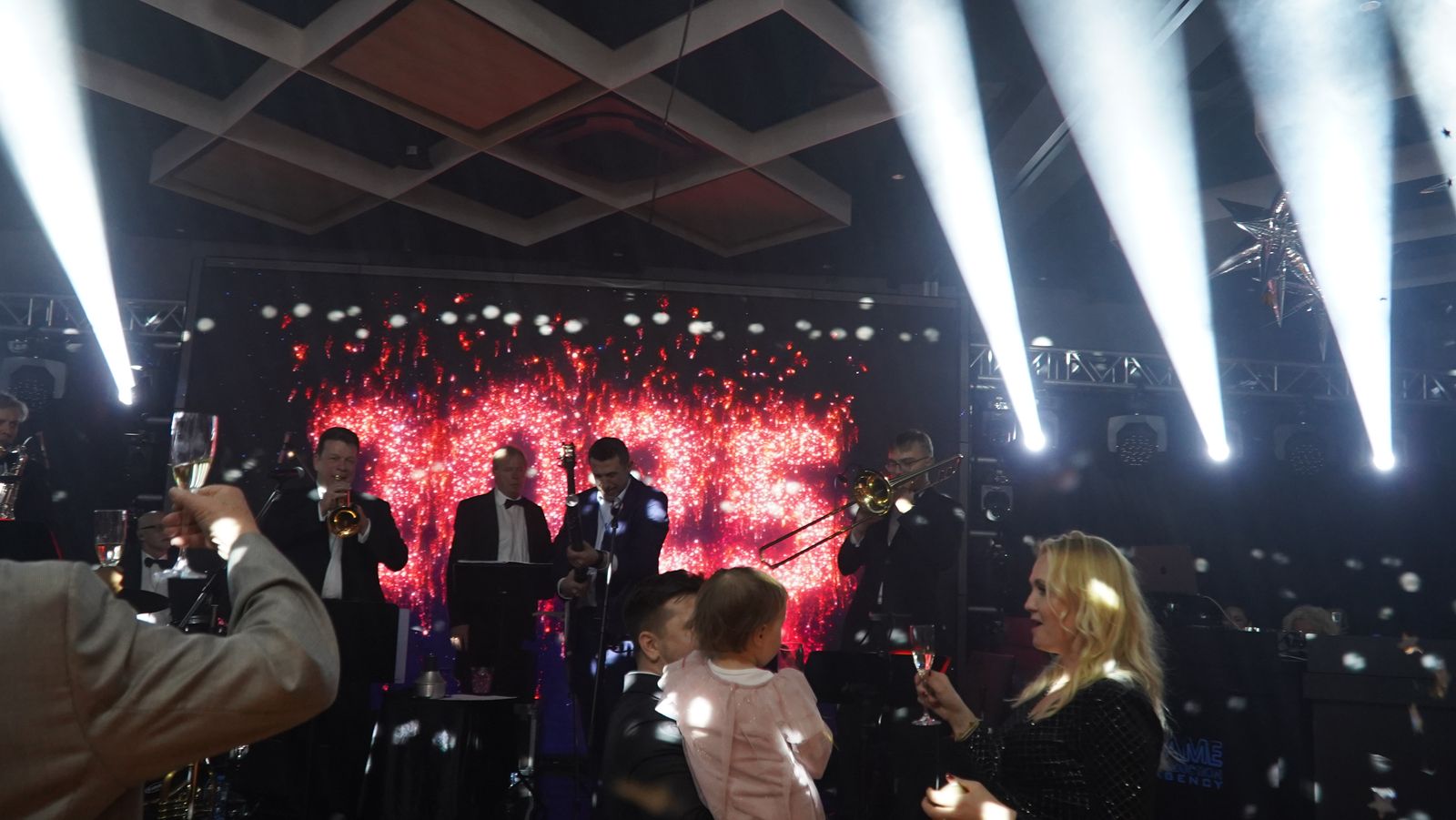 Event z efektami scenicznymi i gośćmi na parkiecie