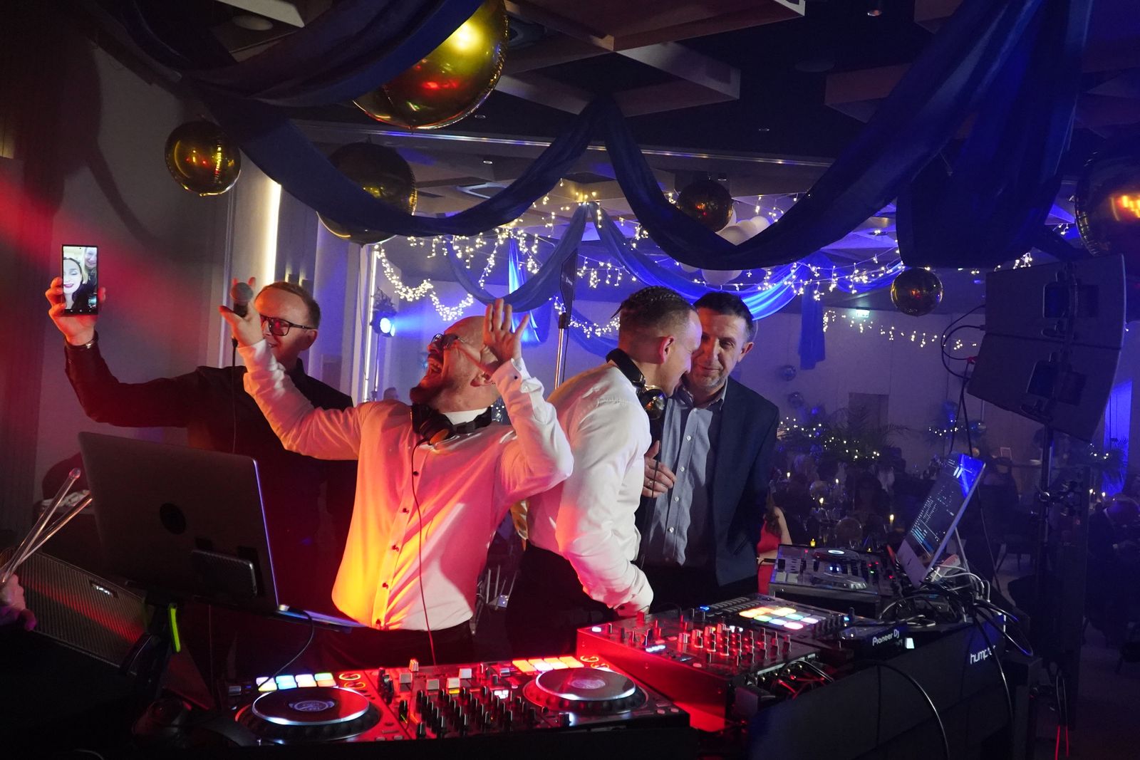 Wokalista i DJ przy konsolecie w ciepłym świetle
