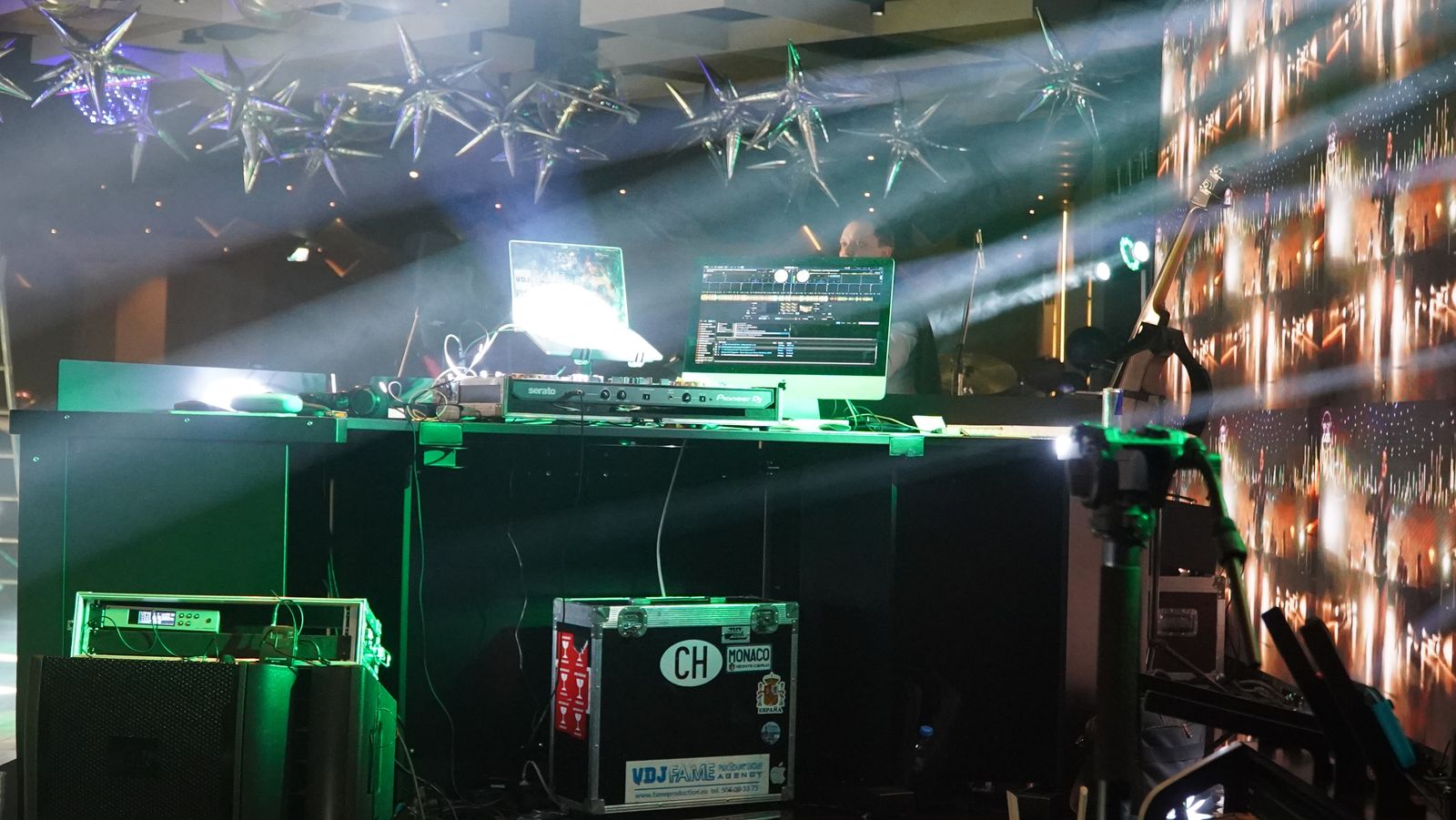 Konsola DJ i ściana LED w oświetleniu scenicznym