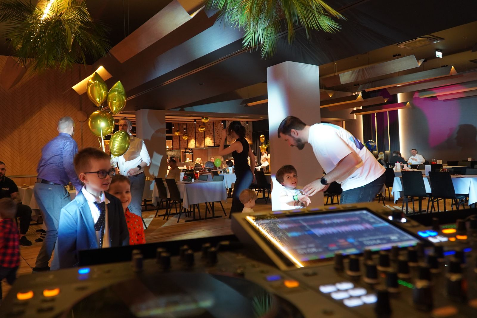 Konsola DJ z bliska podczas rodzinnego eventu