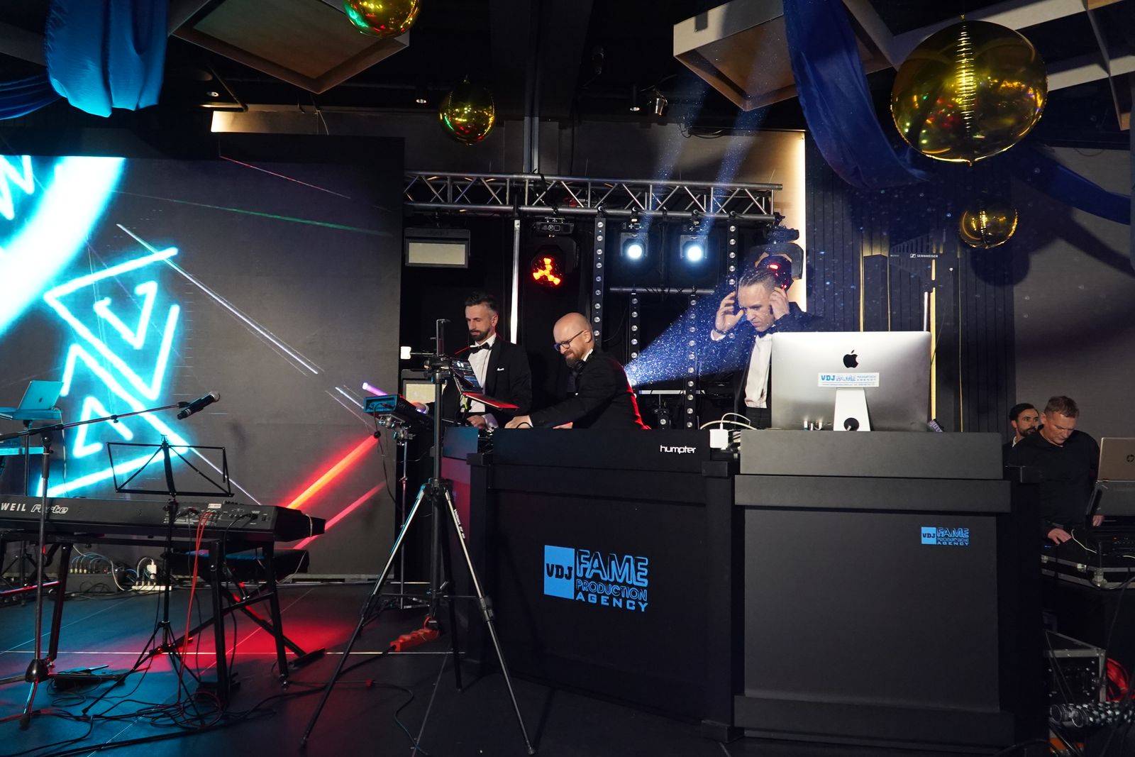 Stanowisko DJ z dekoracją neonową i instrumentami