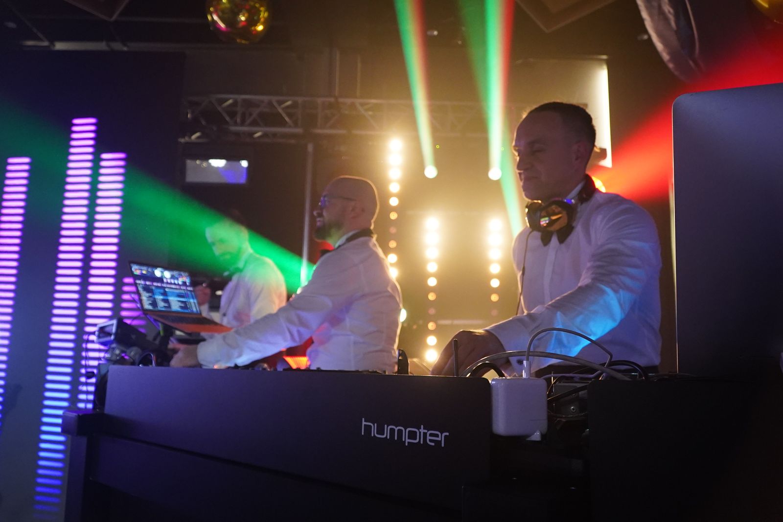Lasery i oświetlenie nad stanowiskiem DJ