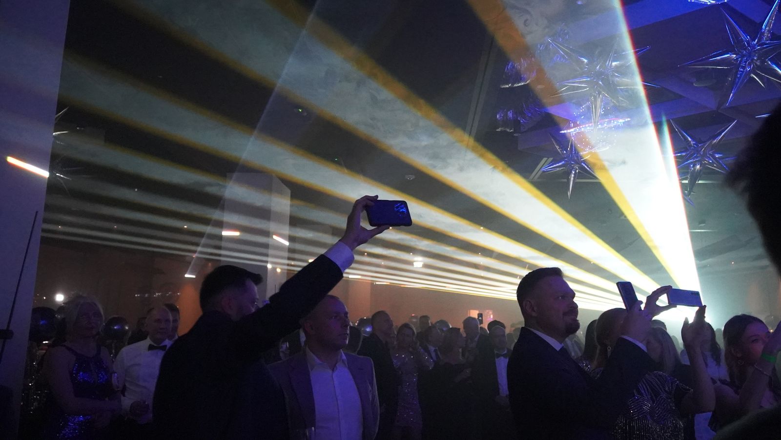 Goście eventu w oprawie świetlnej