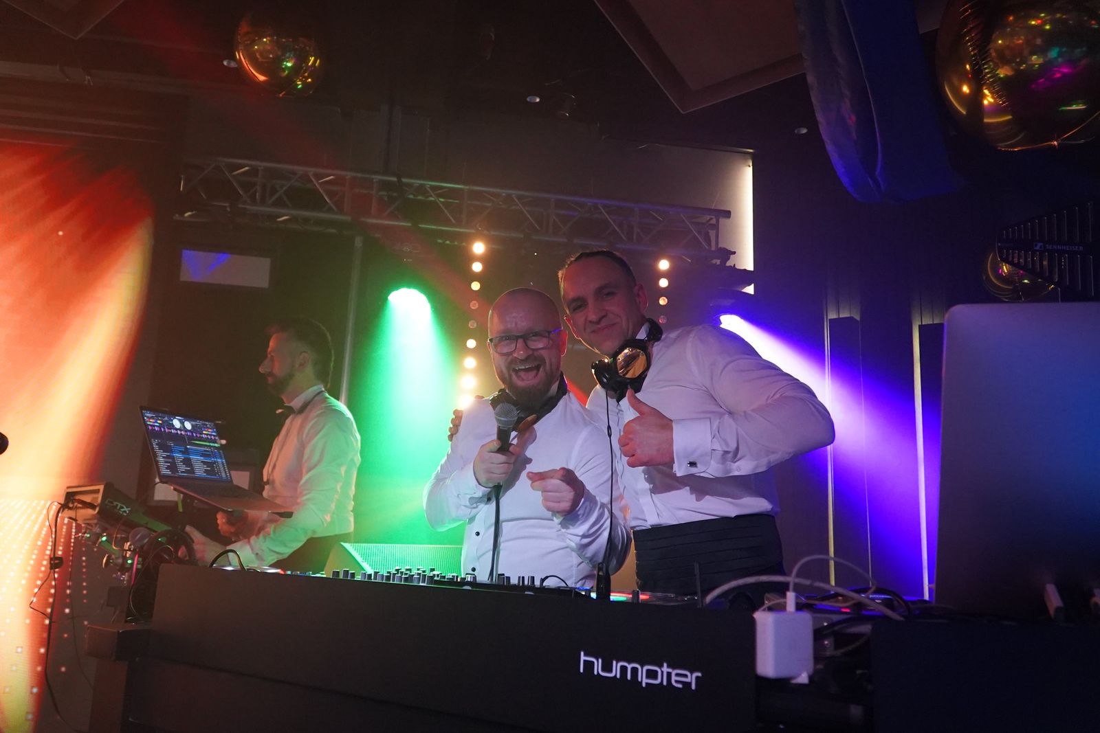 DJ przy konsolecie w świetle scenicznym